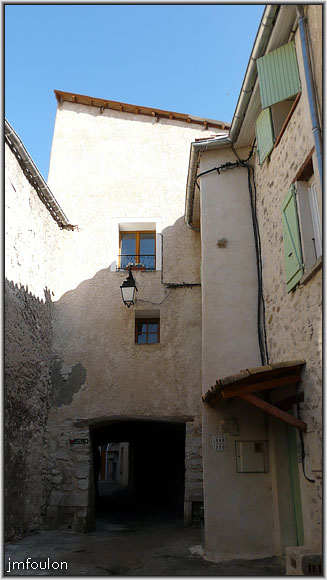 rue-coste-24web.jpg - La Coste - Rue de la Coste. Vue sur le couvert (sud-ouest)