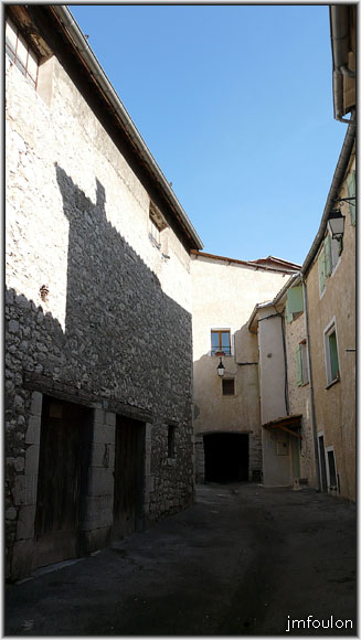 rue-coste-25web.jpg - La Coste - Rue de la Coste. Vue sur le couvert (sud-ouest) de plus loin