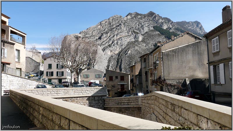 rue-coste-31web.jpg - La Coste - Vue sur la Baume depuis la place de la Coste. Au centre au premier plan, se trouve l'entrée sud du tunnel