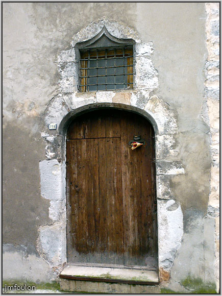 rue-coste-32web.jpg - La Coste - Rue de la Coste. Superbe porte surmontée d'un fenestron finement ouvragé (non datée)