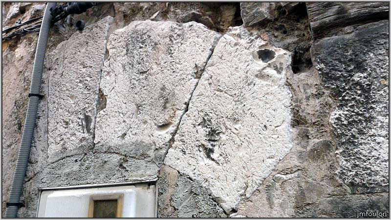 rue-coste-35web.jpg - La Coste - Rue de la Coste. Ouverture murée et installations EDF. Deux époques se côtoient ici