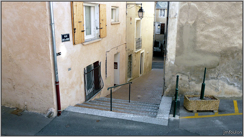 rue-haute-rempart-02web.jpg - La Coste - Rue Haute-du-Rempart depuis la rue Notre Dame. Seconde des trois rues parallèles que compte le quartier de la Coste