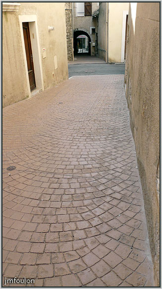 rue-haute-rempart-03web.jpg - La Coste - Rue Haute-du-Rempart. Partie entre les rue Notre Dame et de la Coste. Au loin, au bas du couvert, la rue Droite, visible dans la galerie Sisteron Centre