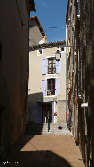 rue-haute-rempart-06web.jpg - La Coste - Rue Haute-du-Rempart. En haut des marches, la rue Notre Dame