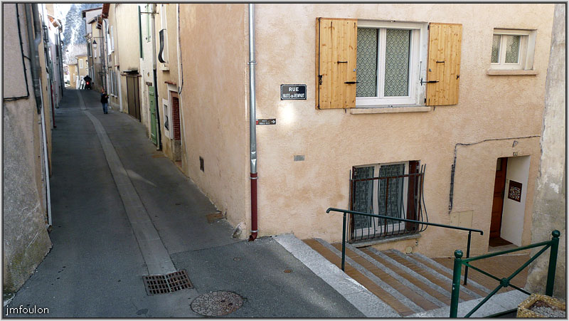 rue-notre-dame-01web.jpg - La Coste - Rue Notre Dame. Vue depuis son entrée à l'Est. A droite la rue Haute-du-Rempart que nous avons visité tout à l'heure