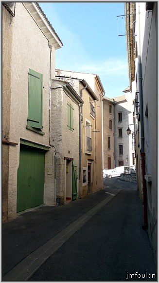 rue-notre-dame-02web.jpg - La Coste - Rue Notre Dame. Vue vers l'est. Au loin le bâtiment du Tivoli, ancien "Collège de Jeune Filles" datant du debut de XXème siècle