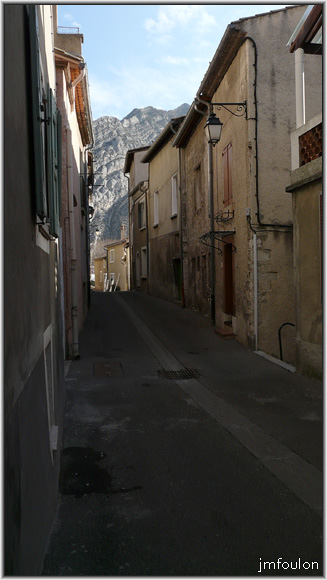 rue-notre-dame-03web.jpg - La Coste - Rue Notre Dame. A droite on aperçois l'accès à la rue du Four que nous avons vue précedemment et qui traverse la rue Notre Dame pour rejoindre plus haut la rue Poterie