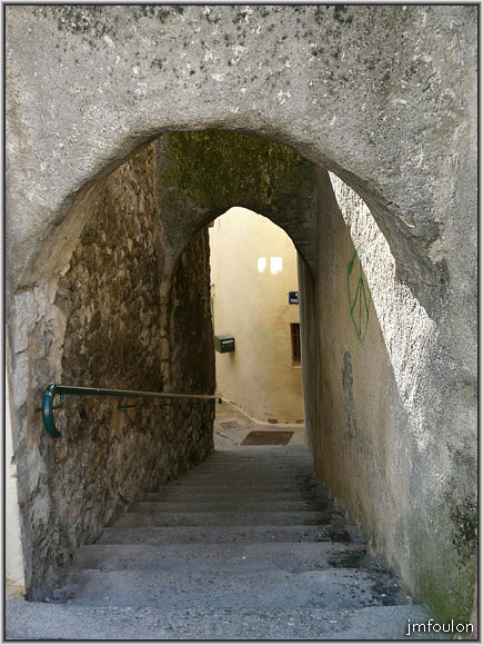 rue-pardenriere-01web.jpg - La Coste - Rue de Pardenrière. L'androne permettant d'accéder à cette rue depuis la rue de la Coste