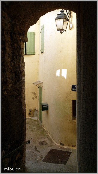 rue-pardenriere-02web.jpg - La Coste - Rue de Pardenrière. Vue sur la rue depuis le centre de l'androne