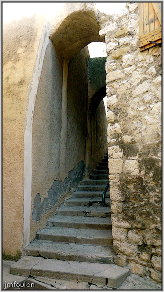 rue-pardenriere-03web.jpg - La Coste - Rue de Pardenrière. L'androne vue de la rue de Pardenrière. Cette étroite et sombre ruelle est ainsi nommée, car elle est parallèle à la rue Droite (basse) dont elle longe les façades nord des maisons