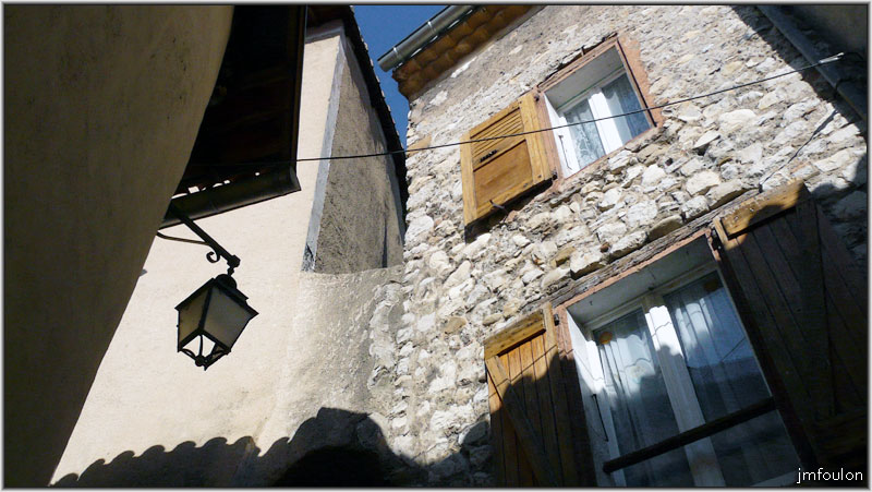 rue-pardenriere-04web.jpg - La Coste - Rue de Pardenrière. En levant les yeux au niveau de l'androne