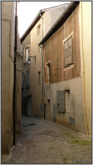 rue-pardenriere-05web.jpg - La Coste - Rue de Pardenrière. Ici elle est encore relativement large, mais ensuite, on s'y croise à peine à deux