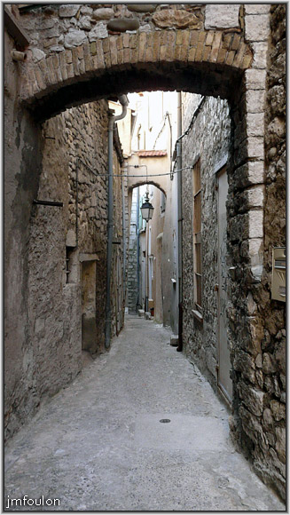 rue-pardenriere-07web.jpg - La Coste - Rue de Pardenrière. La partie étroite dotée d'arcs entre les façades nord et sud