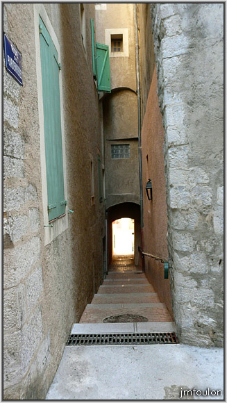 rue-pardenriere-09web.jpg - La Coste - Rue de Pardenrière. La rue aboutit au Quatre Coins, au niveau du passage couvert au fond
