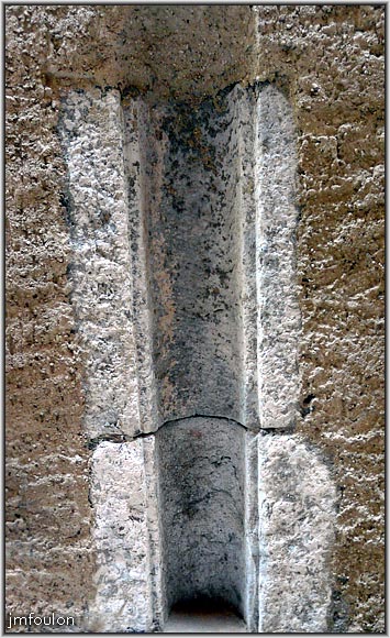 rue-pardenriere-11web.jpg - La Coste - Rue de Pardenrière. Restes d'une goutière en pierre de taille