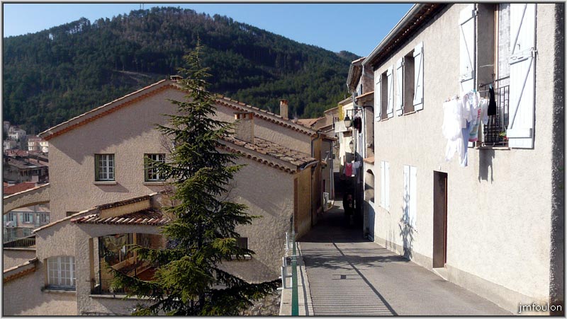 rue-poterie-01web.jpg - La Coste - Rue Poterie. Ici dans sa partie haute. Cette rue rejoint l'entrée Est de la Citadelle. Au loin, le Molard