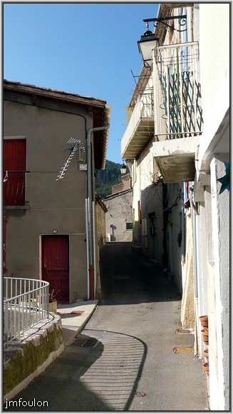 rue-poterie-03web.jpg - La Coste - Rue Poterie.  Vue dans l'autre sens. Vers l'ouest