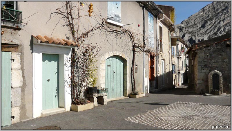 rue-poterie-10web.jpg - La Coste - Rue Poterie. Petite place vers le centre de la rue (vue vers l'est)