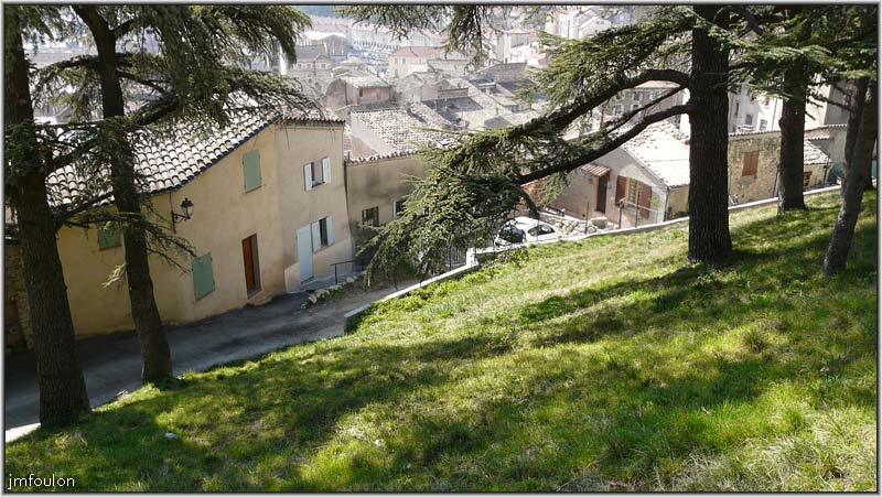 rue-remparts-4web.jpg - La Coste - La jonction du haut de la rue de la Poterie et de la rue des Remparts depuis le pied de la Citadelle