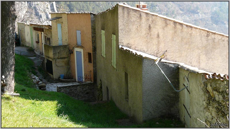 rue-remparts-5web.jpg - La Coste - Façades nord des maisons de la rue Poterie