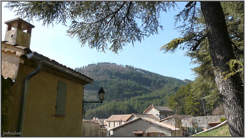 rue-remparts-6web.jpg - La Coste - Vue sur le Molard depuis le haut de la rue des Remparts. On aperçois d'ailleurs à droite, une partie des vestiges du rempart ouest de la ville close