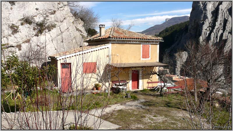 rue-s-poterie-2web.jpg - La Coste - Charmante petite maison à l'est de la rue Poterie. Au loin, pointant sa proue minérale, Gache
