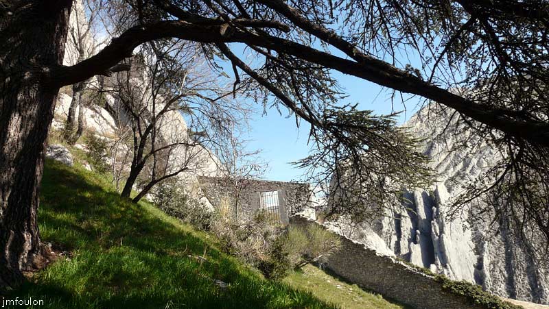 citadelle-ext-07web.jpg - Citadelle Extérieur Sud - Nous sommes ici a à la fin du mur de l'esplanade à l'est. Un mur et une porte permettaient d'accèder sur une petit terre plein qui donne sur le nord de la rue Saunerie