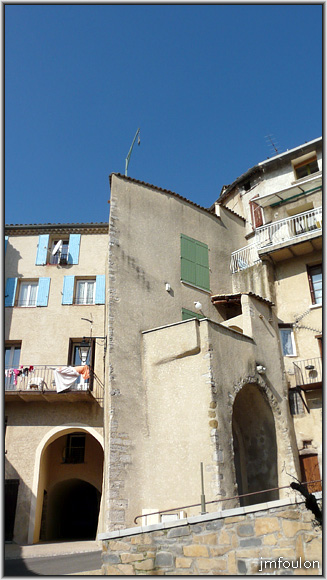 pl-grande-ecole-03web.jpg - Place de la Grande Ecole - Une  école se trouvait ici près du passage de la Barette Rouge. Elle comprenait  un collége ou oeuvraient trois régents, deux autres enseignaient les élèves de la classe préceptoriale. Une dernière, d'un niveau moindre, ou le maître écrivain Bonnard "montrait à lire et à écrire"