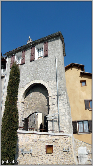 porte-niere-03web.jpg - Porte de la Nière  (XVème) - Partie Haute. Cette porte, comme celle de fond chaude, est surmontée d'un logement. Jadis y logeait la personne responsable de l'entretien, et de l'ouverture et de la fermeture quotidienne de la porte.