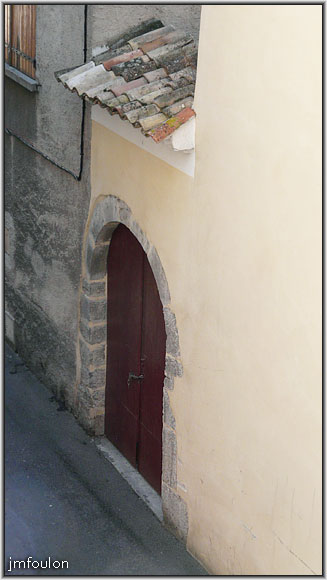 rue-jalet-19web.jpg - Rue du Jalet - Porte cochère de l'Hôpital Gras qui se trouvait intra-muros à l'emplacement de la Poste actuelle, avant que ne soit construit hors les murs l'hôpital de la Charité, achevé en 1720 et destiné, je cite:  "à y enfermer, nourrir et entretenir les pauvres mendiants de l'un et l'autre sexe et pour les instruire des devoirs et de la religion et aux métiers qui leur sont convenables" Cet hôpital est toujours debout prés du nouvel hôpital
