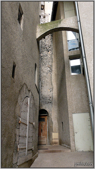 rue-jalet-24web.jpg - Rue du Rieu - Le bas de la rue, juste avant le grand couvert qui mène Place de la Grande Ecole