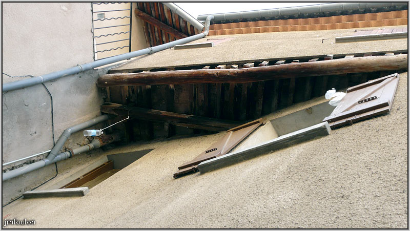 rue-jalet-26web.jpg - Rue du Rieu - Etage de maison débordant. Assez rare à Sisteron