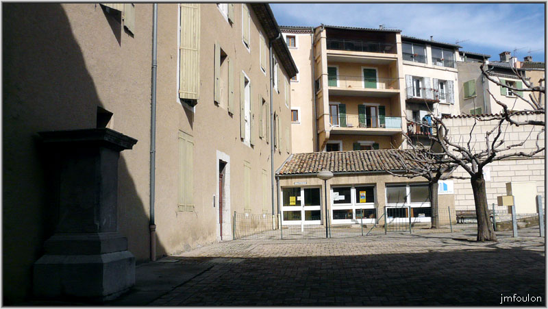 rue-jalet-couvent-06web.jpg - Façade Est du couvent des clarisses. Ici se trouvaient les jardins