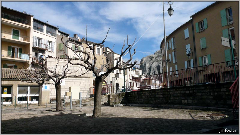 rue-jalet-couvent-09web.jpg - Vue vers l'est depuis les anciens jardins du couvent. Celui-ci abrite aujourd'hui des logements locatifs