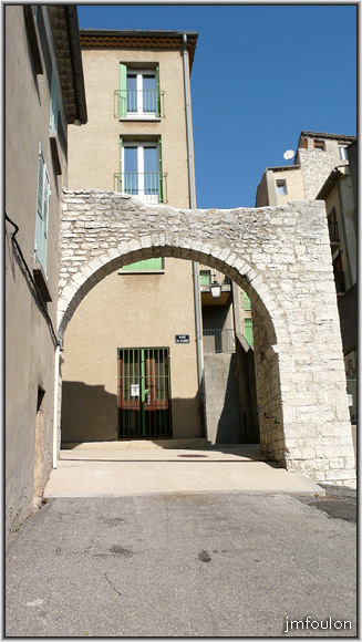 rue-st-claire-07web.jpg - Rue Saint Claire - Vestiges de la porte et du rempart qui fermait la Grand Place