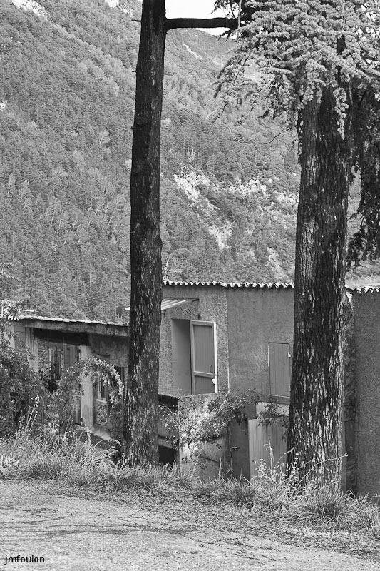 sisteron_n-b-004web.jpg - Vues sur l'adret de la Baume depuis la rue des Remparts à la Coste.