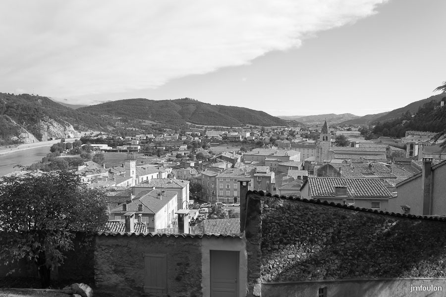 sisteron_n-b-006web.jpg - Vue vers le Sud depuis  la rue des Remparts à la Coste.