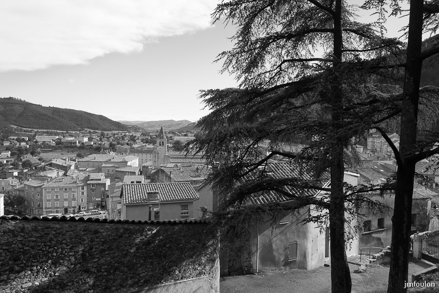 sisteron_n-b-007web.jpg - Vue vers le Sud depuis  la rue des Remparts à la Coste.