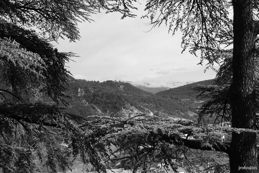 sisteron_n-b-008web.jpg - Vue vers le Sud depuis  la rue des Remparts à la Coste.