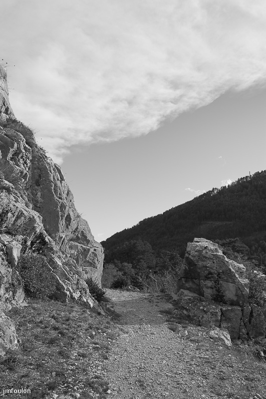 sisteron_n-b-010web.jpg - Sentier à L'Ouest de la citadelle.