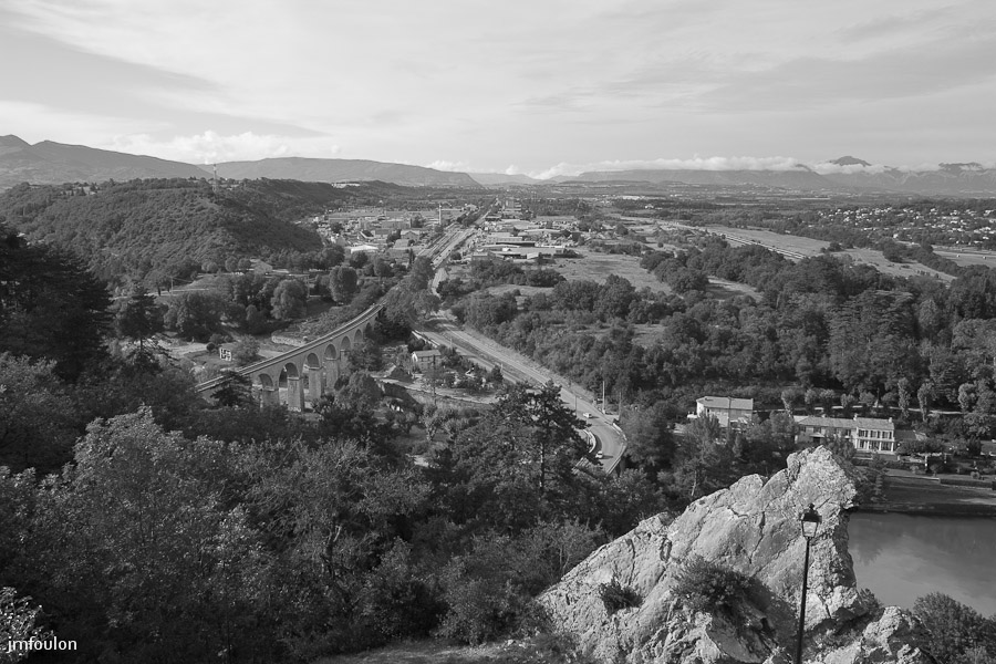 sisteron_n-b-012web.jpg - Vue vers le Nord depuis le pied des remparts de la citadelle.