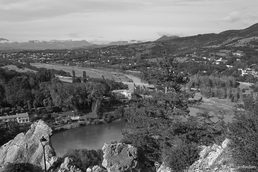 sisteron_n-b-013web.jpg - Confluence Buech-Durance et vue sur le quartier de la Chaumiane et le Nord de la Baume.