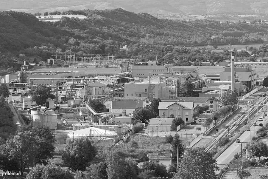sisteron_n-b-014web.jpg - Usine Sanofi et plateau du Soleillet au niveau de Servoules depuis le Rocher du Dromadaire.