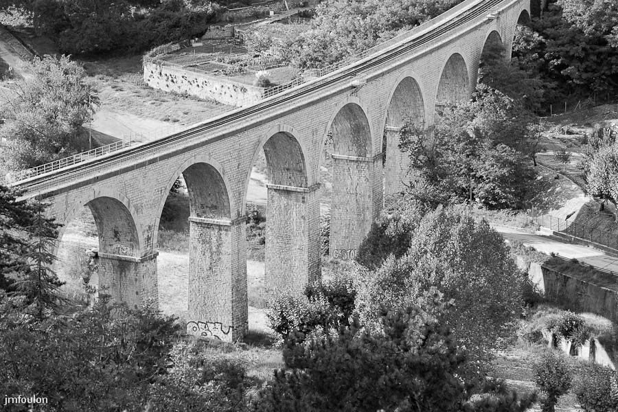 sisteron_n-b-015web.jpg - Le Viaduc SNCF depuis le Rocher du Dromadaire.