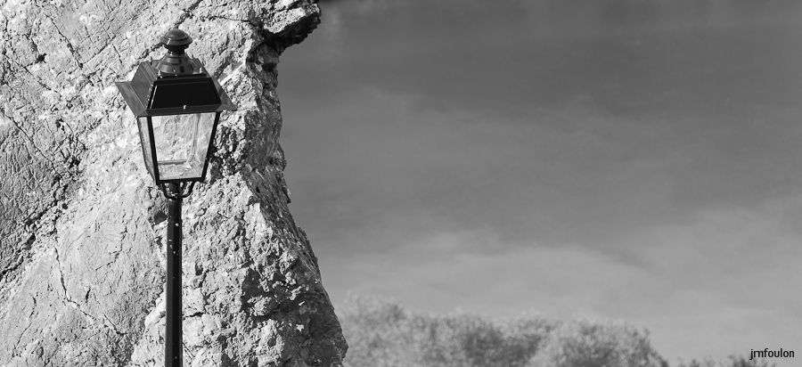 sisteron_n-b-017web.jpg - Réverbère et Rocher du Dromadaire.