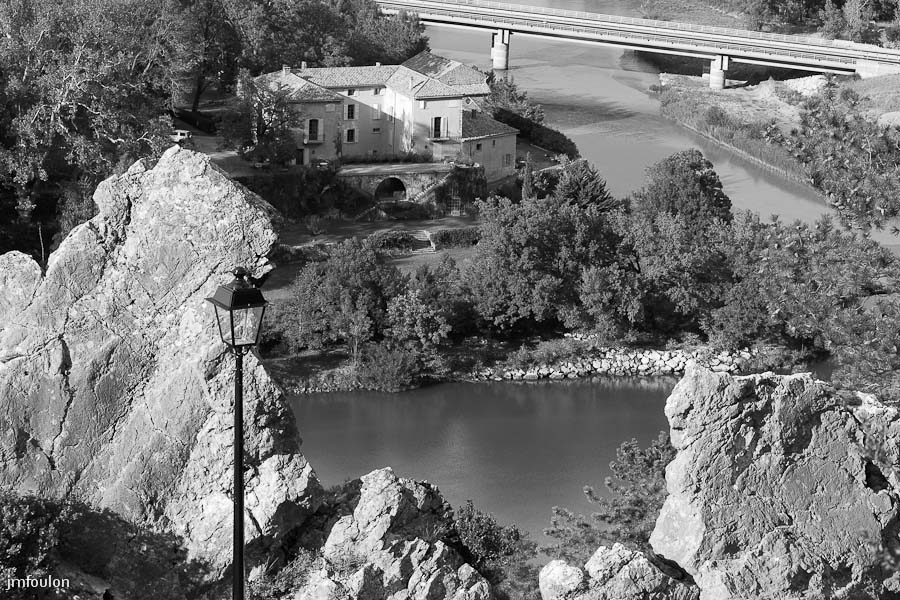 sisteron_n-b-018web.jpg - Autre vue sur le Rocher du Dromadaire et le château de la Casette.