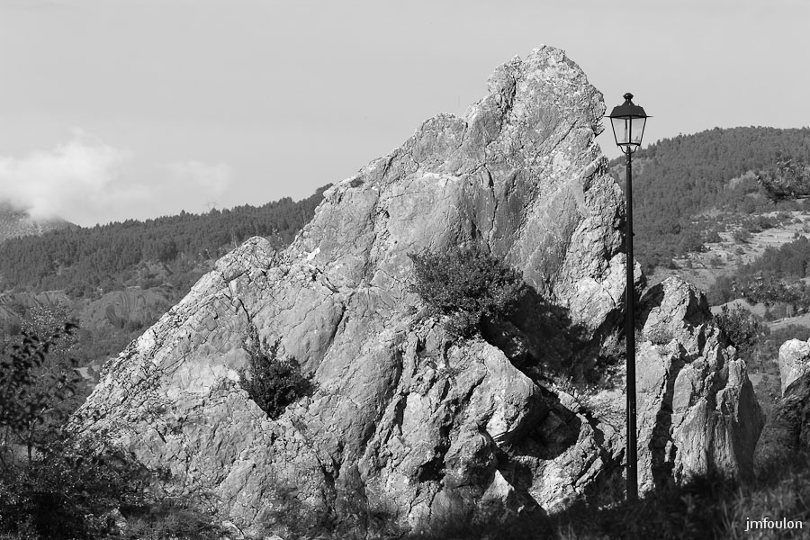 sisteron_n-b-019web.jpg - Rocher du Dromadaire au Nord de la citadelle.