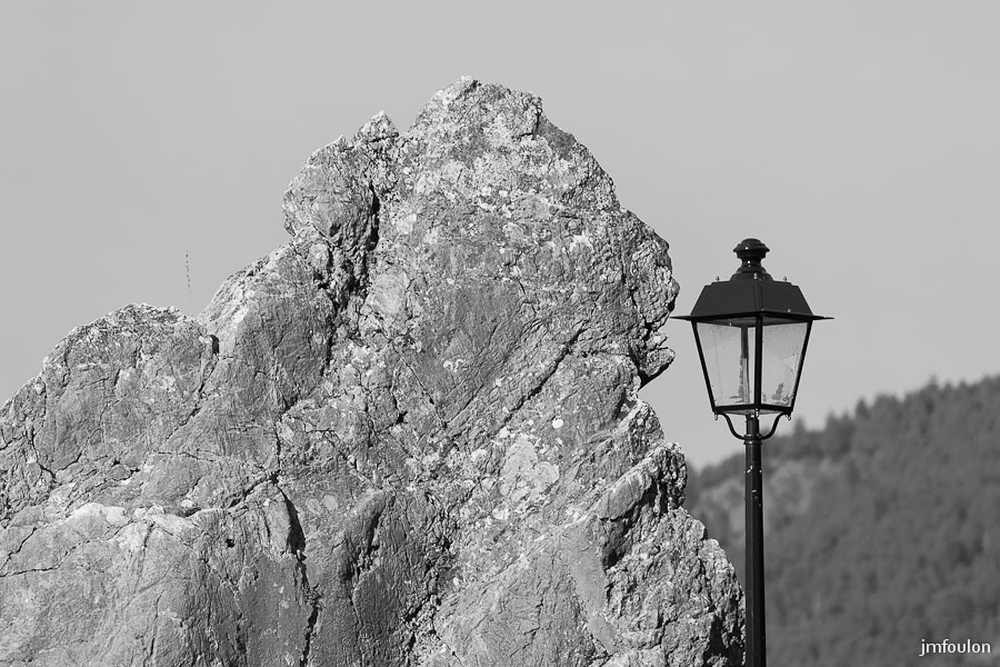 sisteron_n-b-020web.jpg - Réverbère et Rocher du Dromadaire.