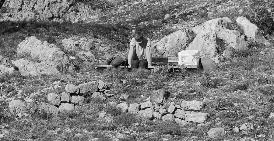 sisteron_n-b-021web.jpg - Jeune routard sur un banc à l'Ouest de la citadelle.