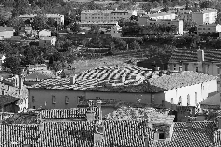 sisteron_n-b-026web.jpg - Couvent des Visitandines et au loin, une partie du quartier du Gand.